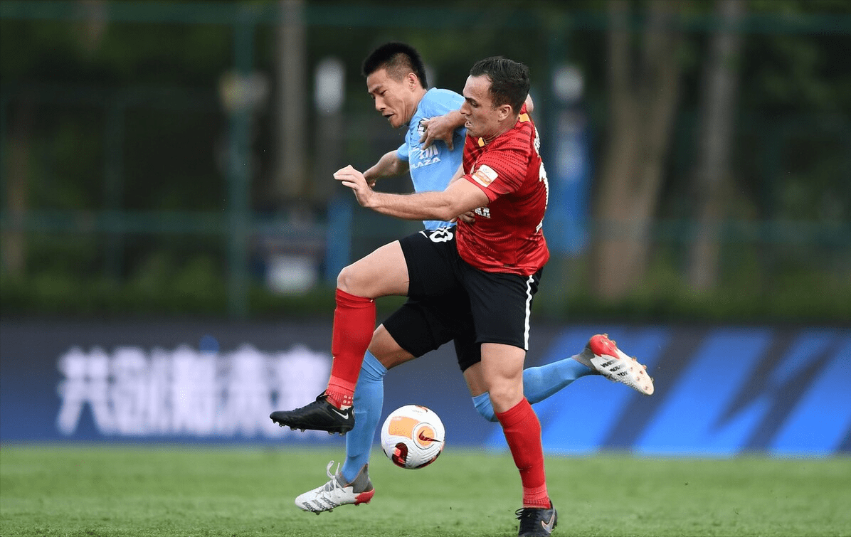 阿扎伦卡迎来七赛季高光表现，法国队球迷沸腾！